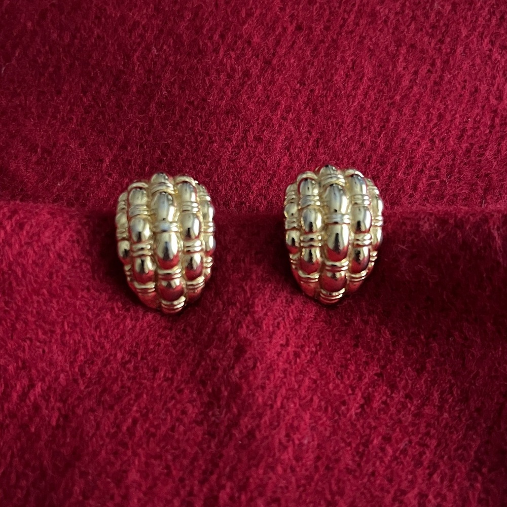 Vintage Joan Rivers Basketweave J Hoop Clip-on Earrings in Mint Condition